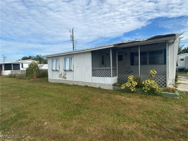 139 Amber Ave in North Fort Myers, FL - Building Photo - Building Photo