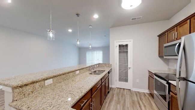 700 Cedar Bluffs Dr in Slinger, WI - Foto de edificio - Building Photo