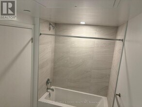 4015 The Exchange in Mississauga, ON - Building Photo - Building Photo