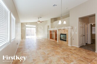 7625 Burning Falls Dr, Unit 242 in Las Vegas, NV - Foto de edificio - Building Photo