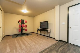 61 Renee Ln in Tiffin, IA - Foto de edificio - Building Photo