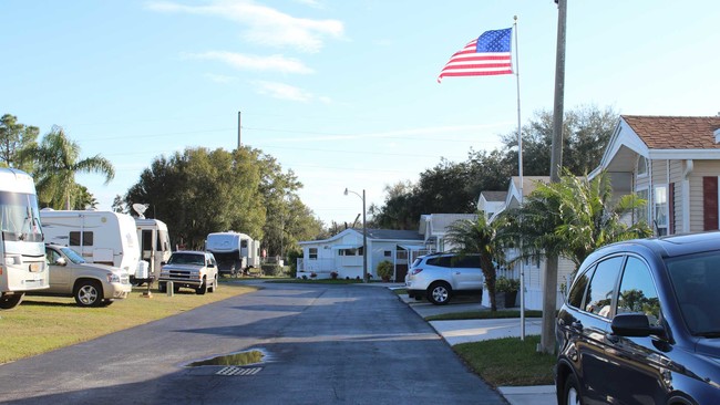 Pleasant Lake in Bradenton, FL - Building Photo - Building Photo