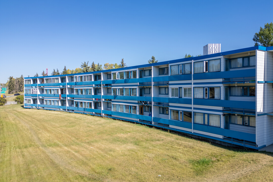 Suncourt Place in Calgary, AB - Building Photo