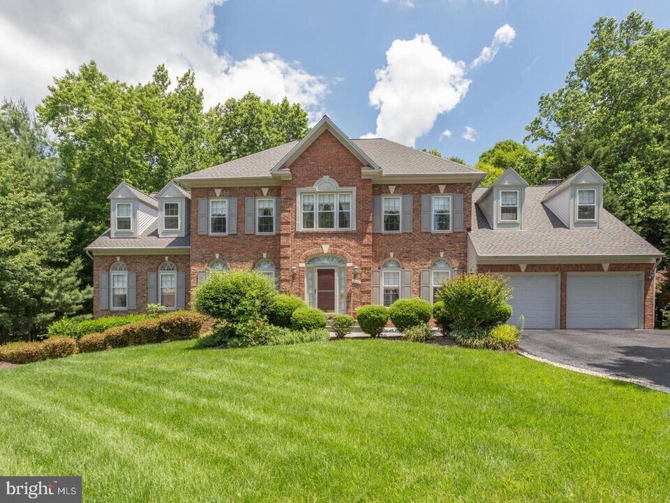 8301 Crosspointe Dr in Fairfax Station, VA - Building Photo