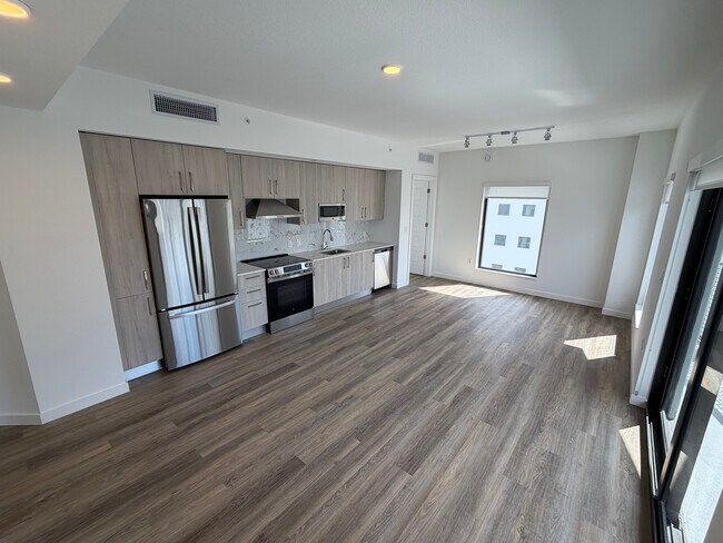 425 NW 6th St, Unit B1 in Miami, FL - Foto de edificio - Building Photo