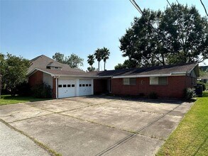 16 Harbor Ln in Kemah, TX - Building Photo - Building Photo