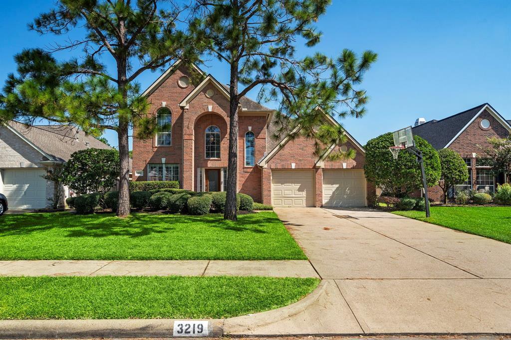 3219 Millbrook Dr in Pearland, TX - Foto de edificio