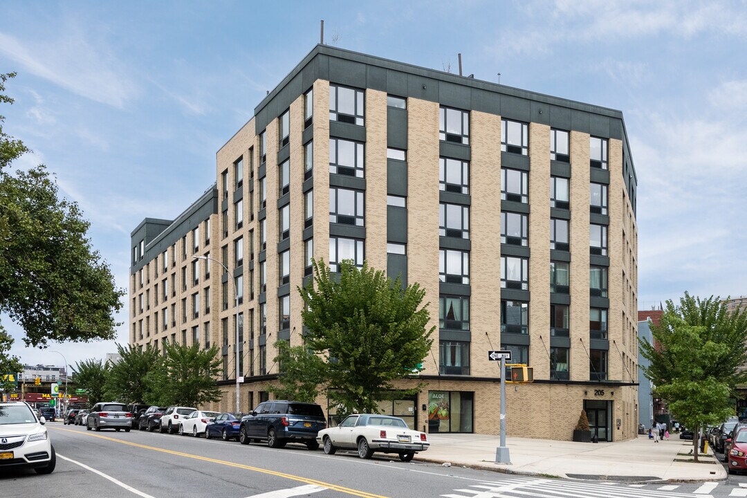 120-150 Union Ave in Brooklyn, NY - Building Photo