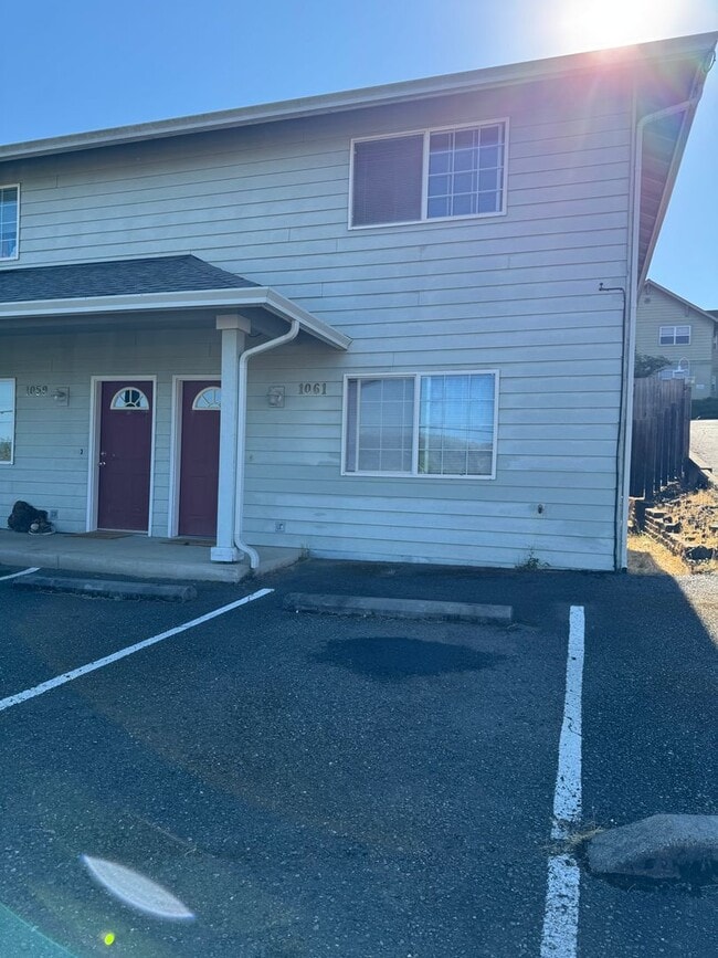 1057 Lookingglass Rd in Roseburg, OR - Building Photo - Building Photo