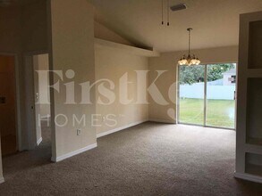 2903 Nadine Ln in Lehigh Acres, FL - Foto de edificio - Building Photo