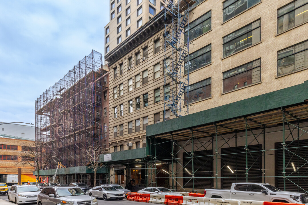 95 Vandam St in New York, NY - Building Photo