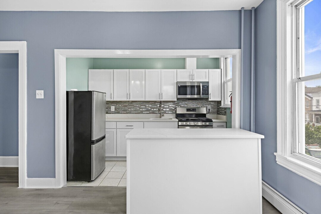 209 Danforth Ave in Jersey City, NJ - Building Photo