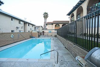 La Lanne Apartments in Costa Mesa, CA - Foto de edificio - Building Photo