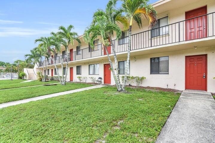 700 Nottingham Cir, Unit D in Greenacres, FL - Building Photo