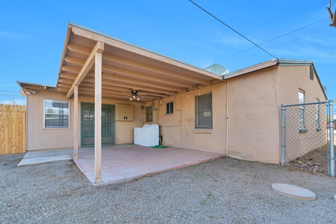 2557 E Glenn St in Tucson, AZ - Building Photo