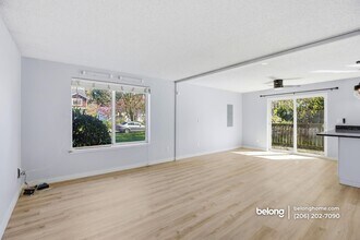 9243 Palatine Ave N in Seattle, WA - Foto de edificio - Building Photo