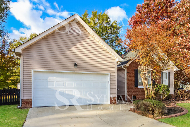 12 Fallon Way in Fountain Inn, SC - Foto de edificio - Building Photo