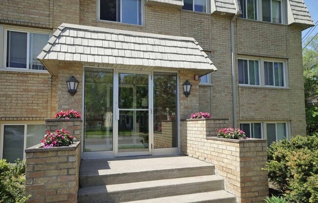 Twin Lakes Apartments in Robbinsdale, MN - Building Photo - Building Photo