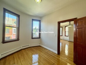 19 Monmouth St, Unit 2 in Boston, MA - Foto de edificio - Building Photo