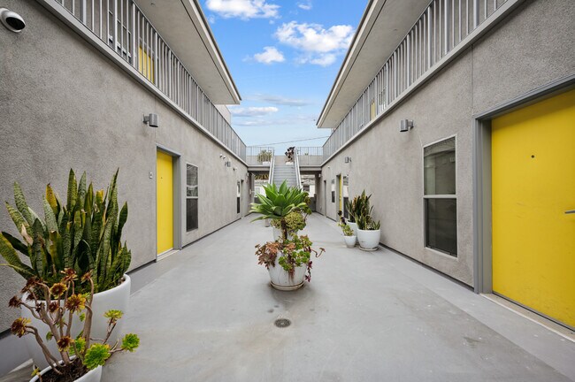 Mar Vista Lofts in Los Angeles, CA - Foto de edificio - Building Photo