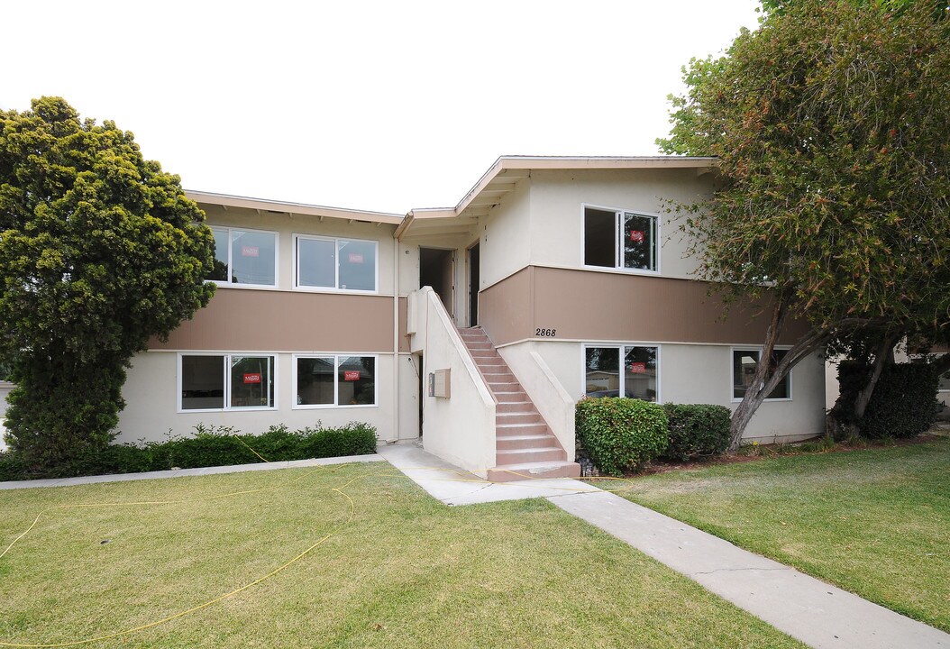 2868 Royal Palm Dr in Costa Mesa, CA - Foto de edificio