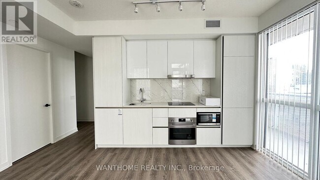 8 Interchange Wy in Vaughan, ON - Building Photo - Building Photo