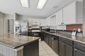 14102 N Hills Village Dr in San Antonio, TX - Foto de edificio - Building Photo