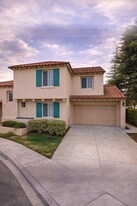 1064 Corte Mira Flores in Santa Paula, CA - Building Photo