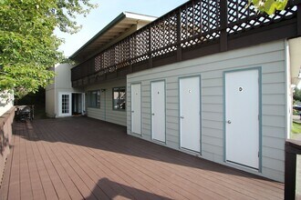 8307 Jewel Lake Rd in Anchorage, AK - Building Photo - Building Photo