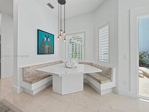 13689 Deering Bay Dr in Coral Gables, FL - Foto de edificio - Building Photo
