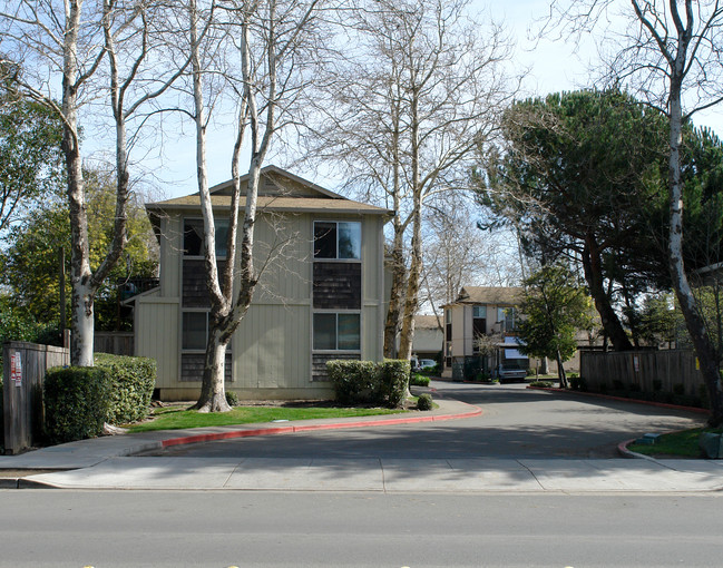 Los Arboles in Santa Rosa, CA - Building Photo - Building Photo