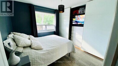 1601 Sandgate Crescent in Mississauga, ON - Building Photo - Building Photo