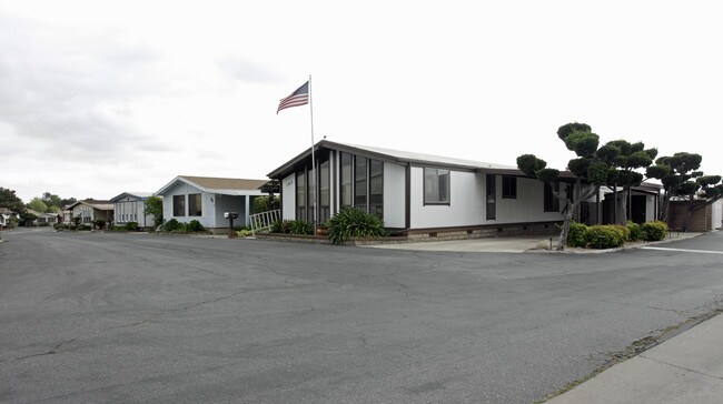 8651 Foothill Blvd in Rancho Cucamonga, CA - Foto de edificio - Building Photo