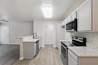2808 Sunset Strip Dr in Glenn Heights, TX - Foto de edificio - Building Photo