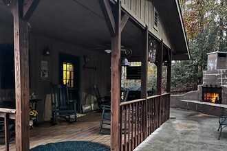 210 Lake Becky Rd in Mountain Rest, SC - Foto de edificio - Building Photo