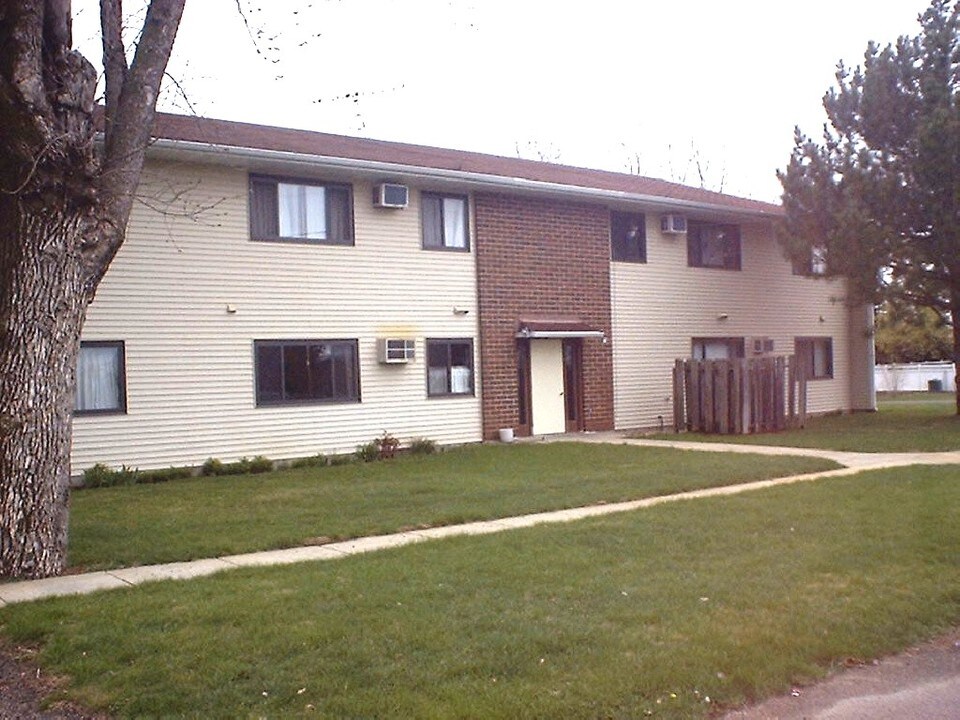 2105 Laurel St in Tyndall, SD - Foto de edificio