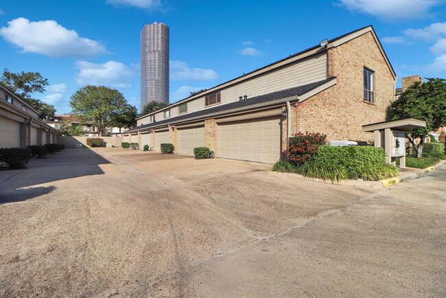 1908 Augusta Dr in Houston, TX - Foto de edificio - Building Photo