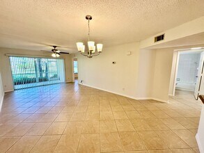 738 Landover Cir in Naples, FL - Building Photo - Building Photo