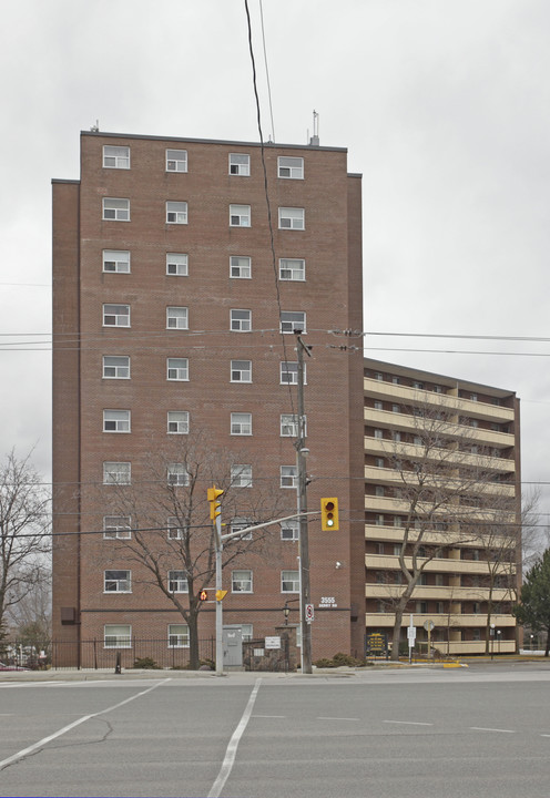 3555 Derry Rd E in Mississauga, ON - Building Photo