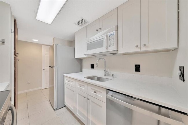 4521 W McNab Rd in Pompano Beach, FL - Building Photo - Building Photo