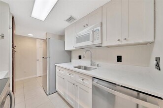 4521 W McNab Rd in Pompano Beach, FL - Foto de edificio - Building Photo