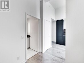 285-285 Dufferin St in Toronto, ON - Building Photo - Building Photo