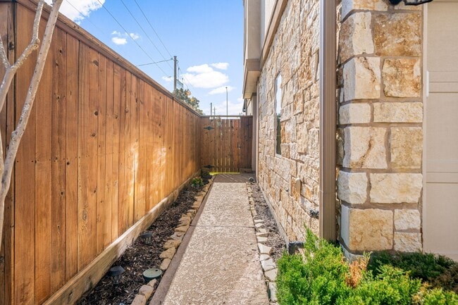 property at 6703 Highclere Manor Ln