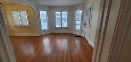 556 College Ave SE, Unit 558 - Whole 1st Floor in Grand Rapids, MI - Building Photo - Building Photo