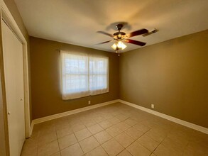 5715 Crestland Loop in Beaumont, TX - Foto de edificio - Building Photo