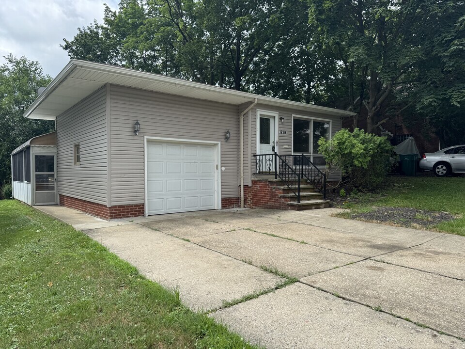 18106 Libby Rd in Maple Heights, OH - Building Photo