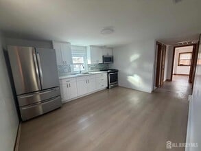 6 Oakwood Pl in North Brunswick, NJ - Building Photo - Building Photo