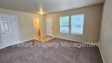 2369 SW Siskin Cir in Port Orchard, WA - Building Photo - Building Photo