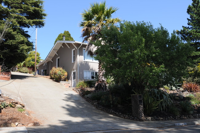 8182 Terrace Dr in El Cerrito, CA - Foto de edificio - Building Photo