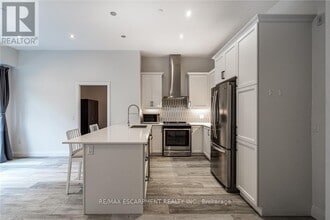 1 Redfern Ave in Hamilton, ON - Building Photo - Building Photo